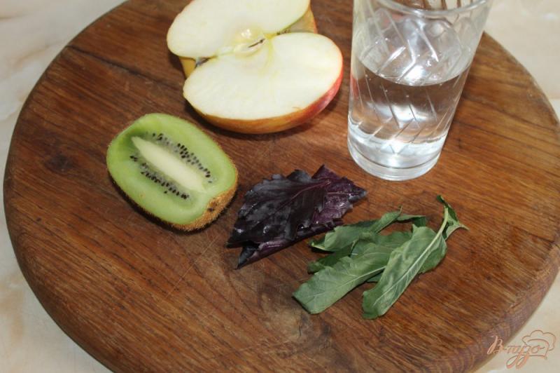 Фото приготовление рецепта: Смузи из киви, яблока и базилика шаг №1
