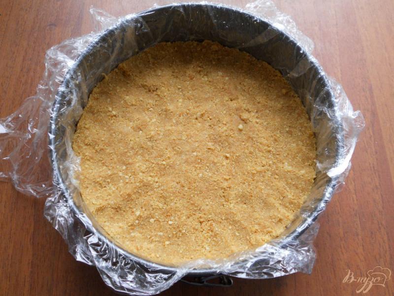 Фото приготовление рецепта: Творожно-желейный торт с малиной без выпечки шаг №3