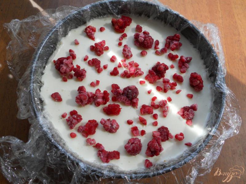 Фото приготовление рецепта: Творожно-желейный торт с малиной без выпечки шаг №6