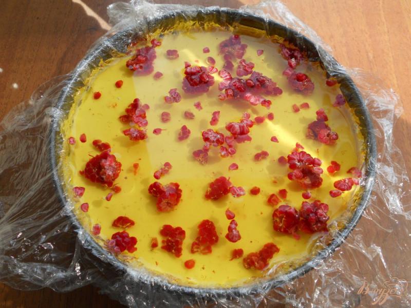 Фото приготовление рецепта: Творожно-желейный торт с малиной без выпечки шаг №7