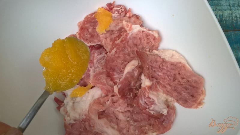 Фото приготовление рецепта: Отбивные из свинины в лаймово-медовом маринаде шаг №4