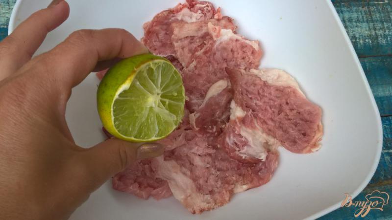 Фото приготовление рецепта: Отбивные из свинины в лаймово-медовом маринаде шаг №3