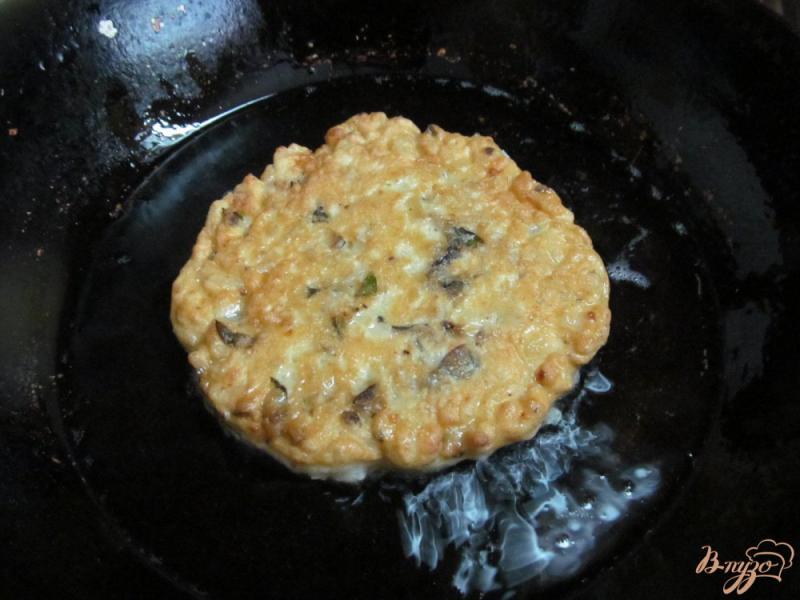 Фото приготовление рецепта: Бутерброды на рисовой лепешке шаг №4
