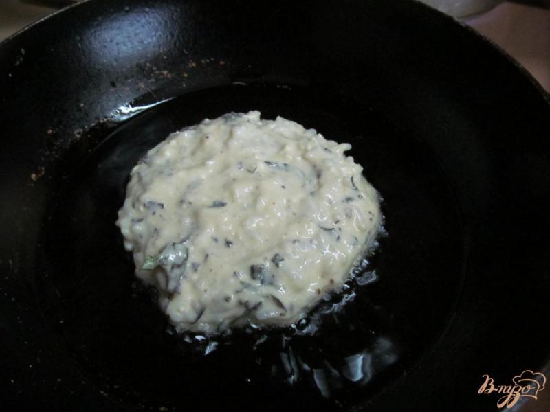 Фото приготовление рецепта: Бутерброды на рисовой лепешке шаг №3