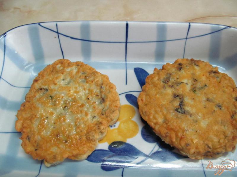 Фото приготовление рецепта: Бутерброды на рисовой лепешке шаг №5