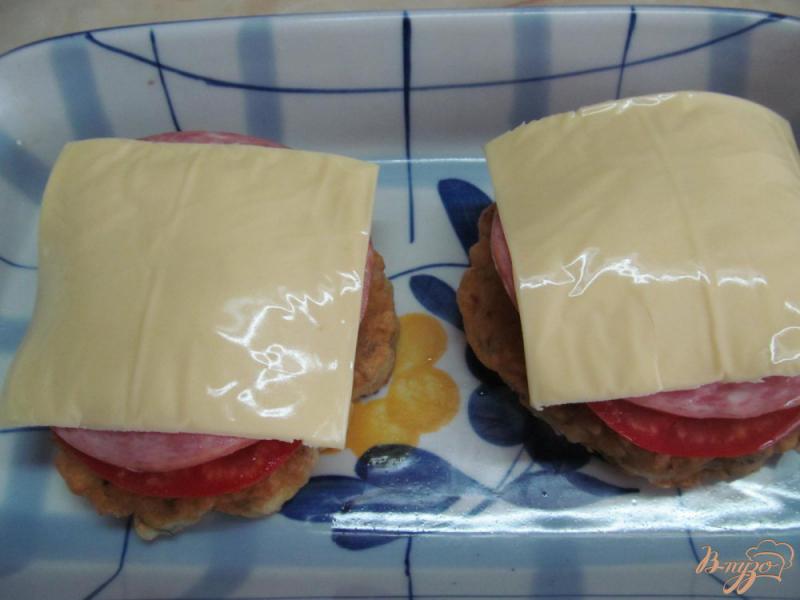 Фото приготовление рецепта: Бутерброды на рисовой лепешке шаг №8