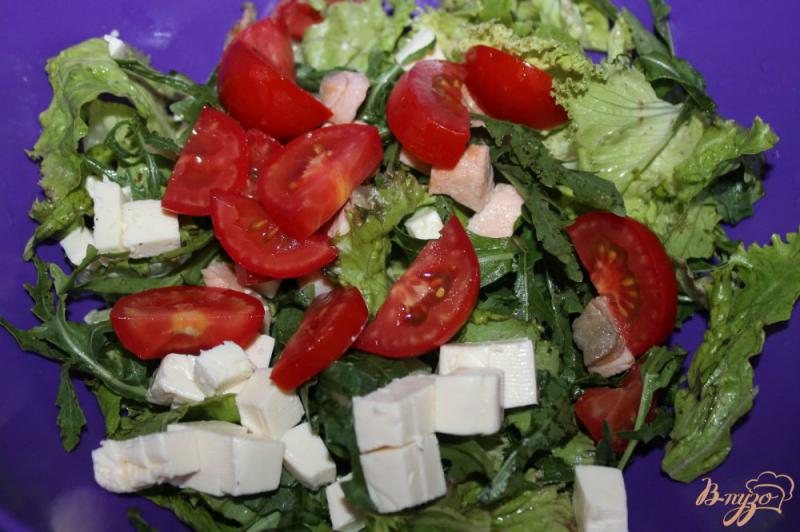 Фото приготовление рецепта: Салат с отварной семгой, плавленым сыром и помидорами шаг №4
