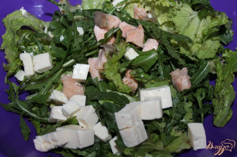 Фото приготовление рецепта: Салат с отварной семгой, плавленым сыром и помидорами шаг №3
