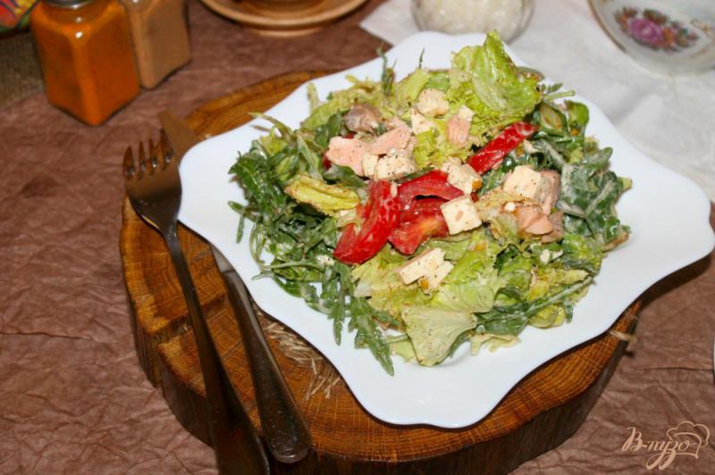 Фото приготовление рецепта: Салат с отварной семгой, плавленым сыром и помидорами шаг №6