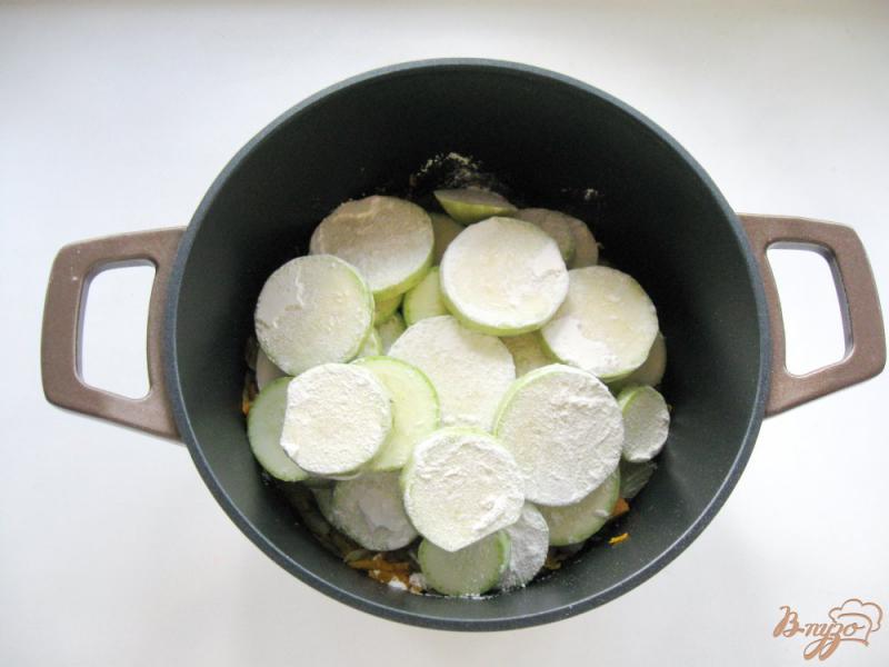 Фото приготовление рецепта: Овощное рагу из кабачков и баклажанов шаг №2
