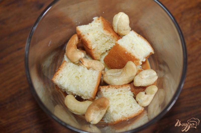 Фото приготовление рецепта: Десерт из бисквита, кешью и вареной сгущенки шаг №3