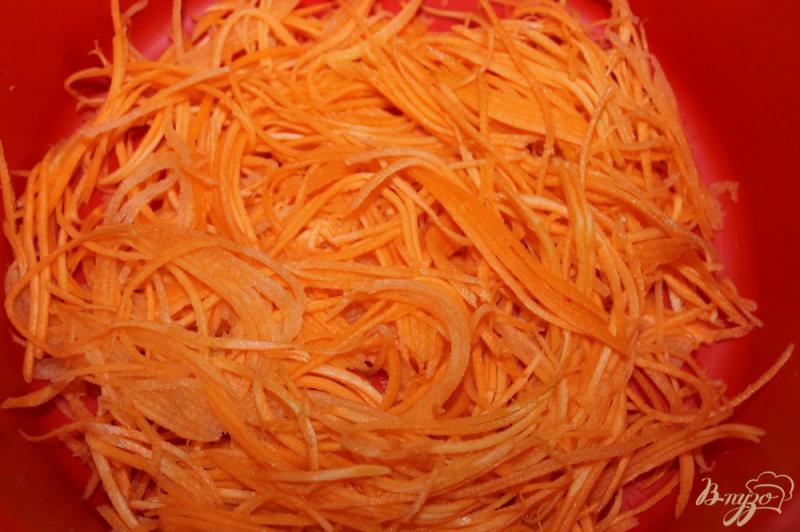 Фото приготовление рецепта: Морковь по - корейски с паприкой и кунжутом шаг №2