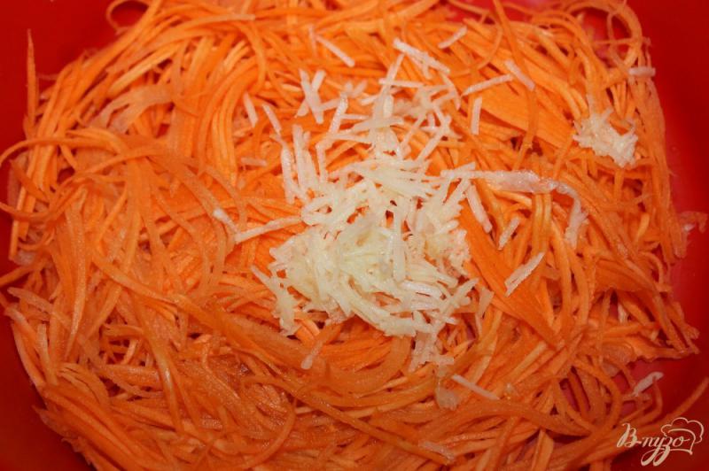 Фото приготовление рецепта: Морковь по - корейски с паприкой и кунжутом шаг №3