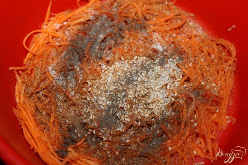 Фото приготовление рецепта: Морковь по - корейски с паприкой и кунжутом шаг №5