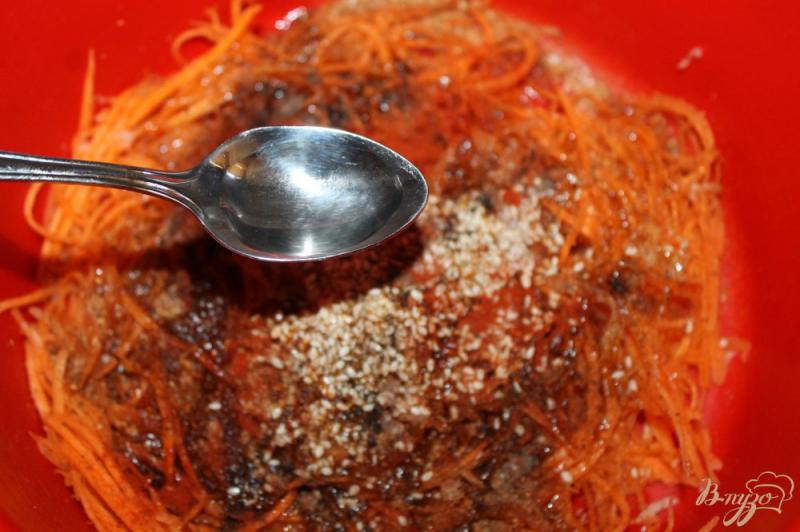 Фото приготовление рецепта: Морковь по - корейски с паприкой и кунжутом шаг №7