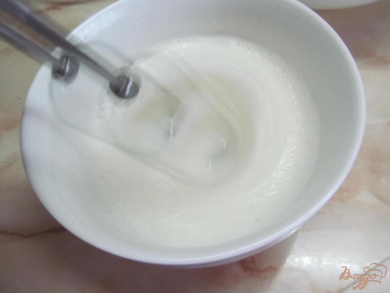 Фото приготовление рецепта: «Бисквитный» омлет с сыром сулугуни шаг №2