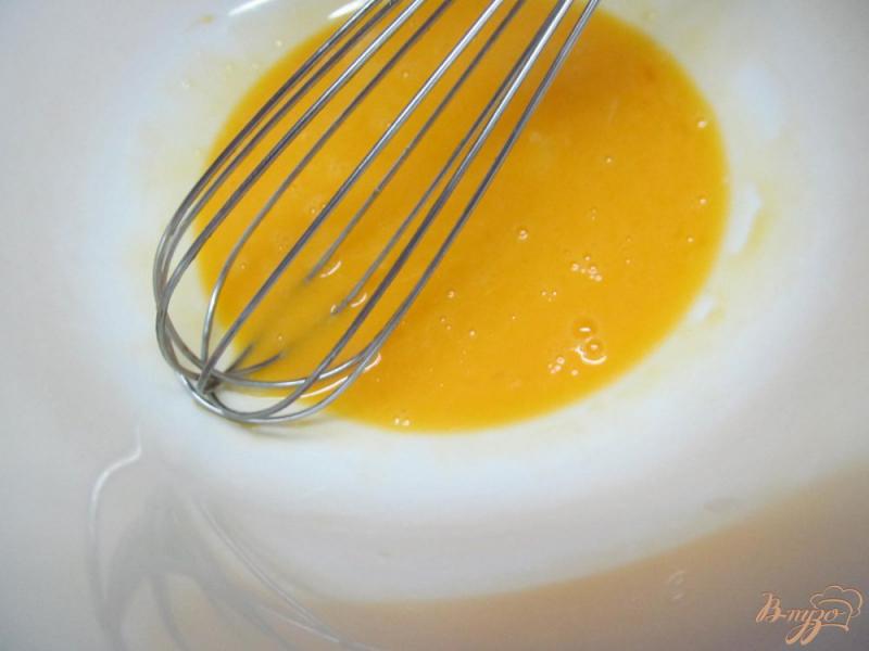 Фото приготовление рецепта: «Бисквитный» омлет с сыром сулугуни шаг №1