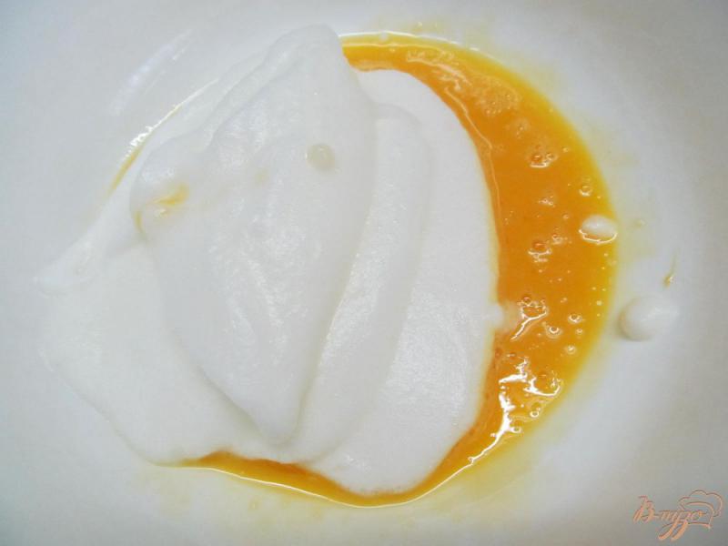 Фото приготовление рецепта: «Бисквитный» омлет с сыром сулугуни шаг №3