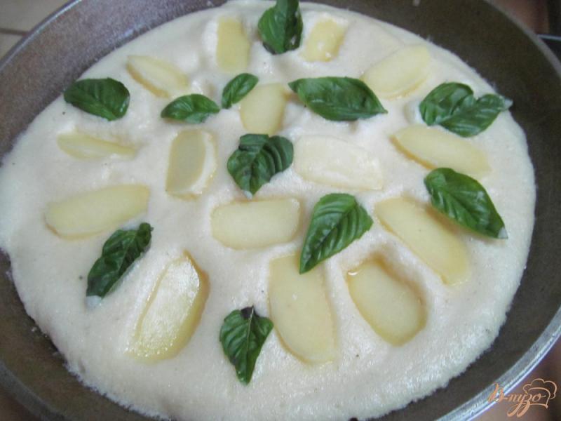 Фото приготовление рецепта: «Бисквитный» омлет с сыром сулугуни шаг №4