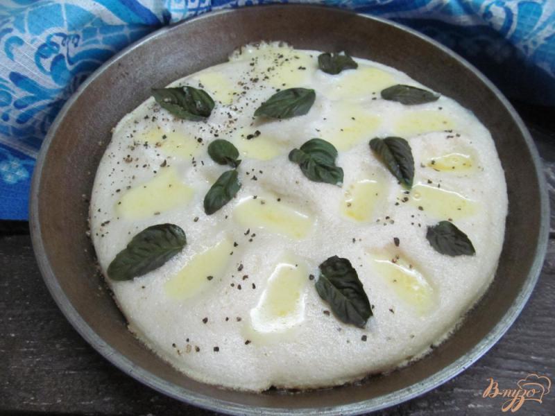 Фото приготовление рецепта: «Бисквитный» омлет с сыром сулугуни шаг №5
