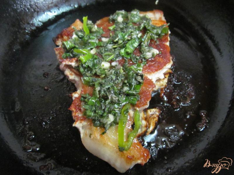 Фото приготовление рецепта: Жареный свиной стейк с травами шаг №5