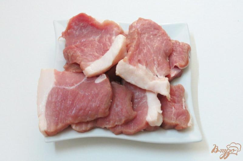 Фото приготовление рецепта: Свиные отбивные запеченные с помидорами шаг №2