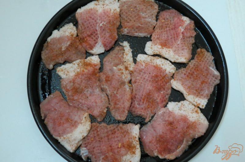 Фото приготовление рецепта: Свиные отбивные запеченные с помидорами шаг №4
