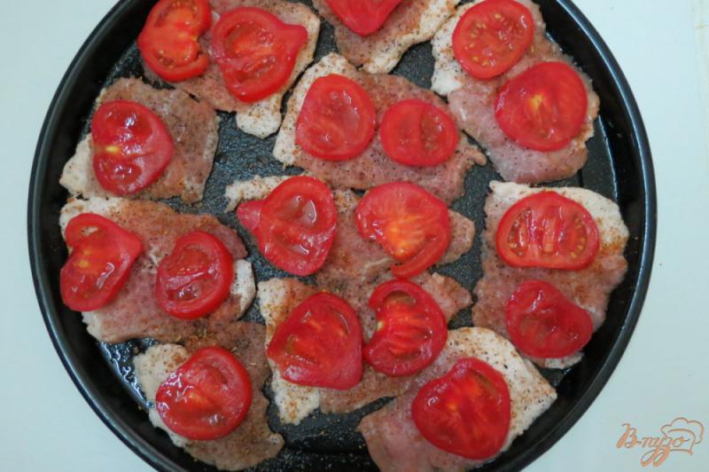 Фото приготовление рецепта: Свиные отбивные запеченные с помидорами шаг №6