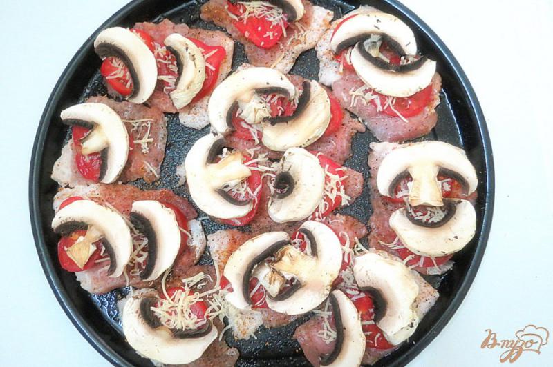 Фото приготовление рецепта: Свиные отбивные запеченные с помидорами шаг №8