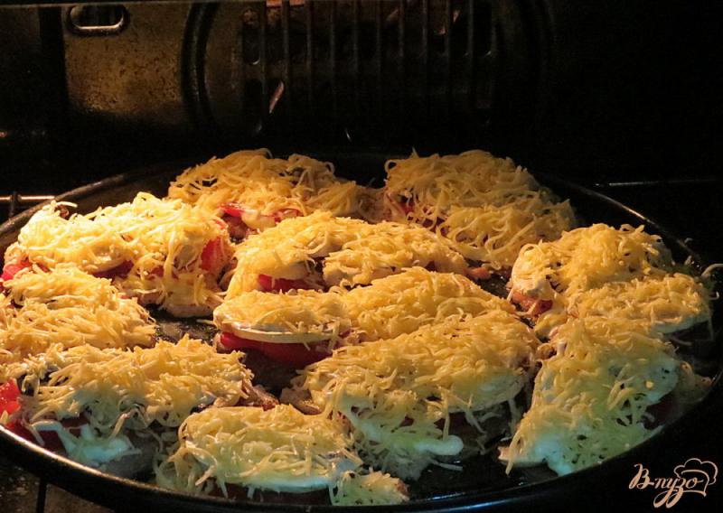 Фото приготовление рецепта: Свиные отбивные запеченные с помидорами шаг №10