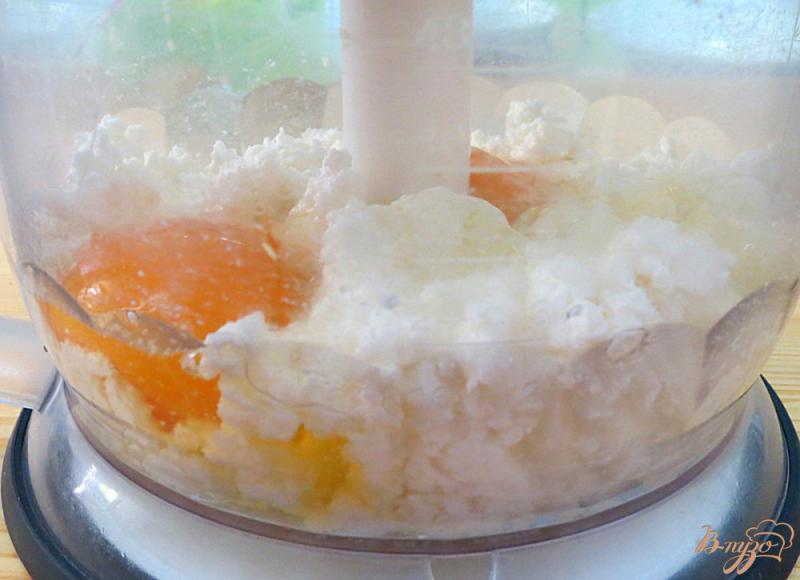 Фото приготовление рецепта: Творожно молочное суфле с клубникой шаг №3