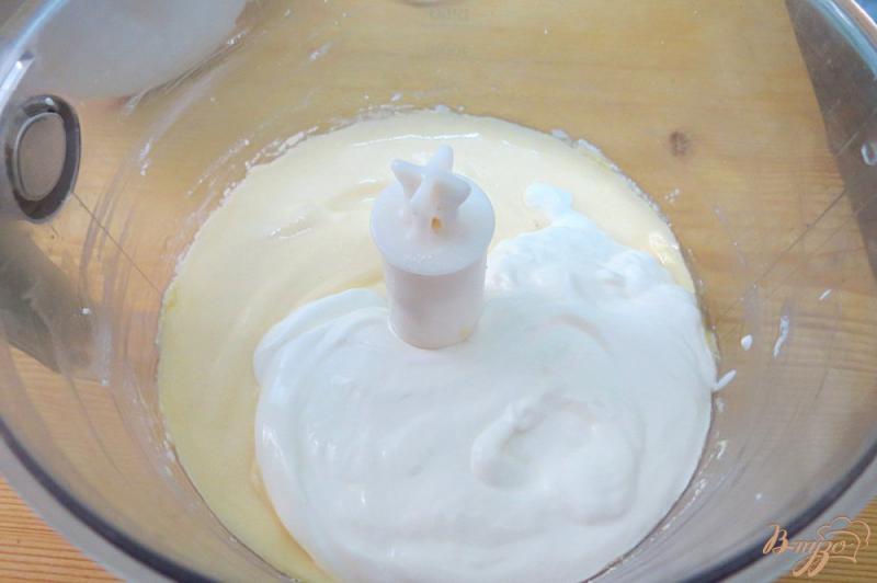 Фото приготовление рецепта: Творожно молочное суфле с клубникой шаг №4