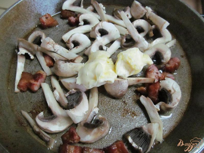 Фото приготовление рецепта: Запеченные яйца с грибами в сметанном соусе шаг №2