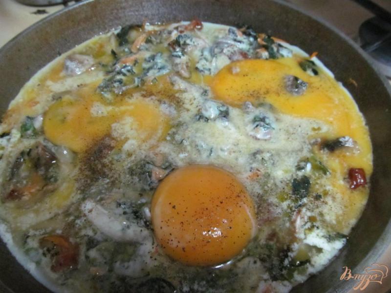 Фото приготовление рецепта: Запеченные яйца с грибами в сметанном соусе шаг №6