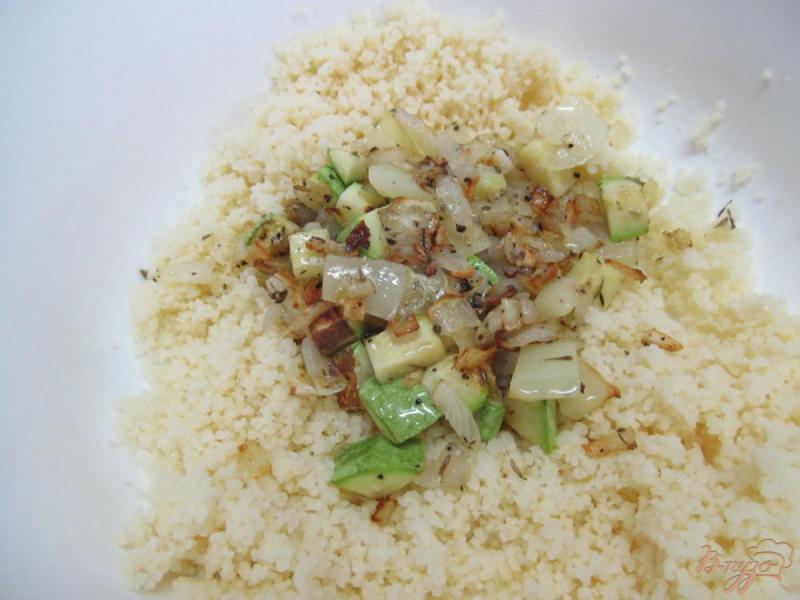 Фото приготовление рецепта: Кус-кус с баклажаном кабачком и жареным сыром сулугуни шаг №3