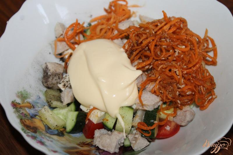 Фото приготовление рецепта: Салат с отварной свининой, сыром и корейской морковью шаг №4