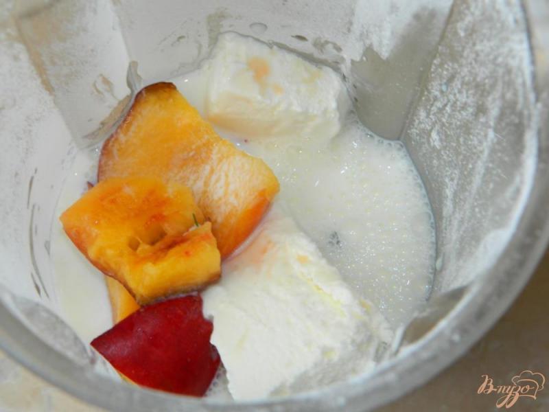 Фото приготовление рецепта: Молочный коктейль с нектарином шаг №2