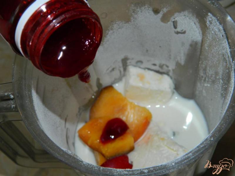Фото приготовление рецепта: Молочный коктейль с нектарином шаг №3