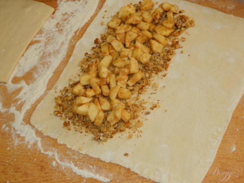 Фото приготовление рецепта: Яблочный штрудель на слоеном тесте шаг №3