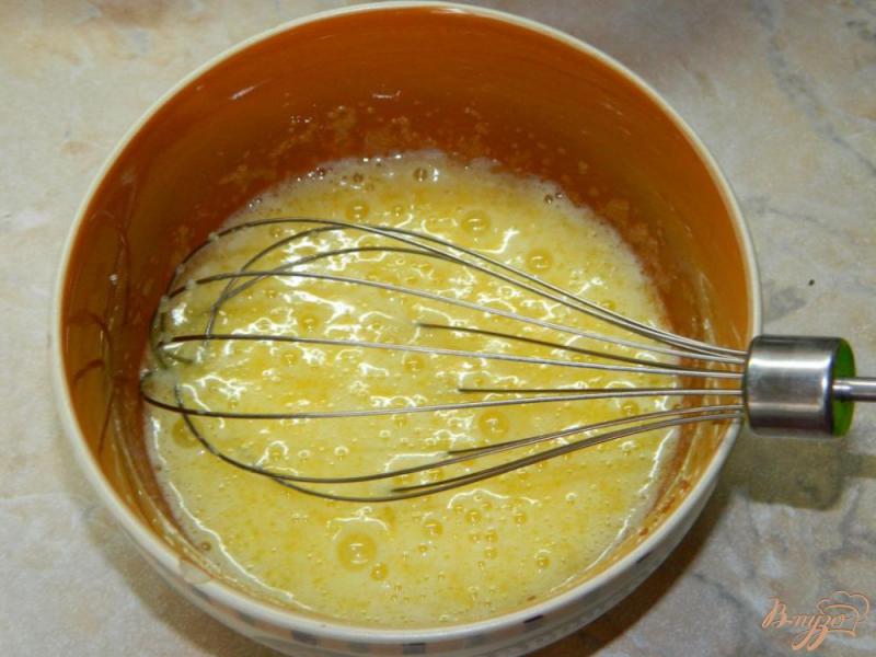 Фото приготовление рецепта: Клубничный торт с ореховым бисквитом шаг №6
