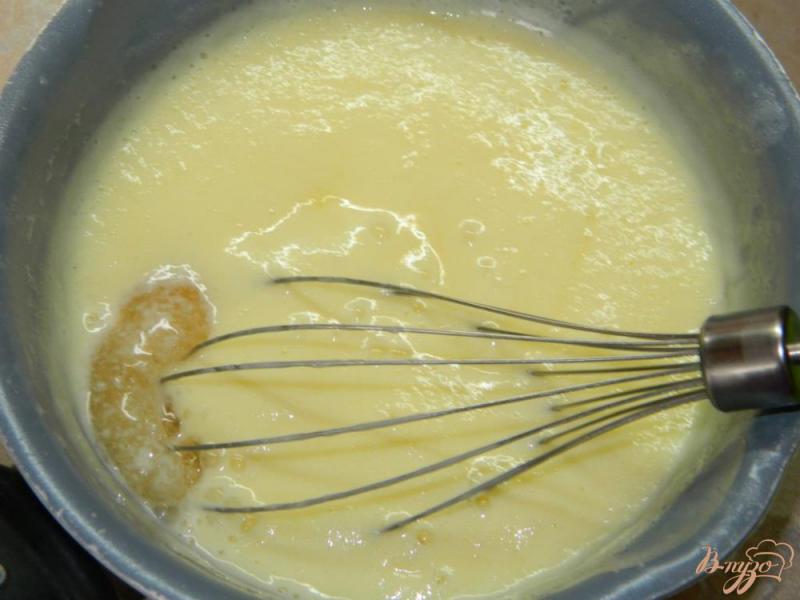 Фото приготовление рецепта: Клубничный торт с ореховым бисквитом шаг №8