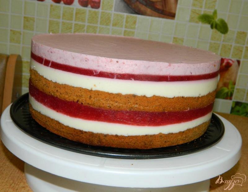 Фото приготовление рецепта: Клубничный торт с ореховым бисквитом шаг №17