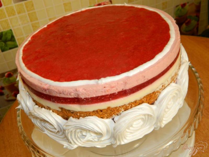 Фото приготовление рецепта: Клубничный торт с ореховым бисквитом шаг №19