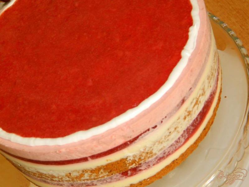 Фото приготовление рецепта: Клубничный торт с ореховым бисквитом шаг №18