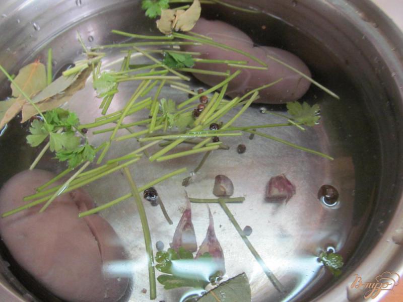 Фото приготовление рецепта: Овощной суп с грибами и перловкой на бульоне из почек шаг №1