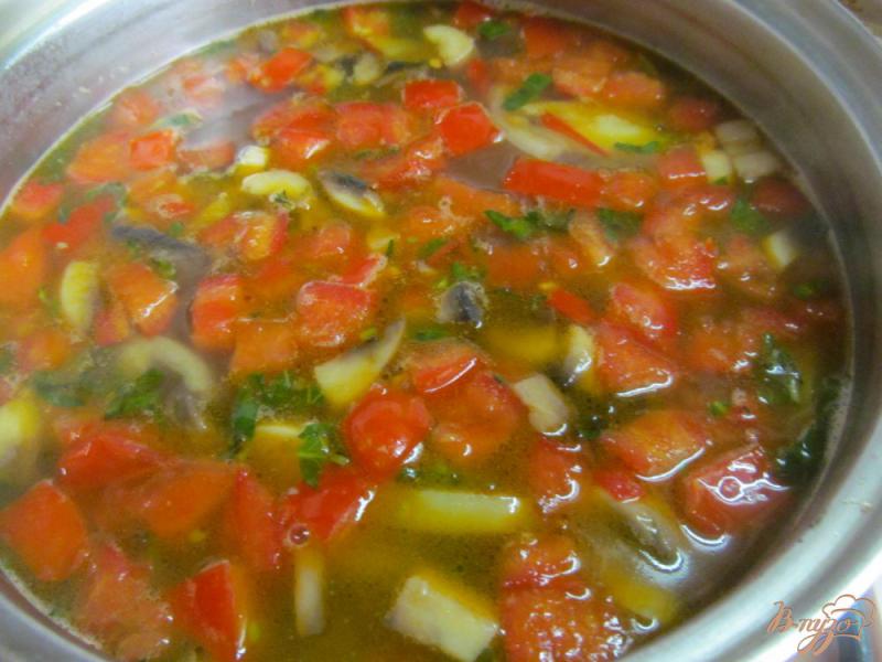 Фото приготовление рецепта: Овощной суп с грибами и перловкой на бульоне из почек шаг №8