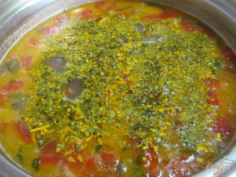 Фото приготовление рецепта: Овощной суп с грибами и перловкой на бульоне из почек шаг №10