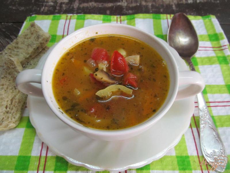 Фото приготовление рецепта: Овощной суп с грибами и перловкой на бульоне из почек шаг №11