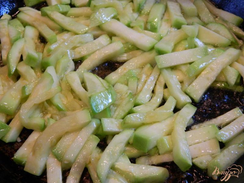 Фото приготовление рецепта: Овощное рагу из кабачков, помидор и фасоли шаг №3