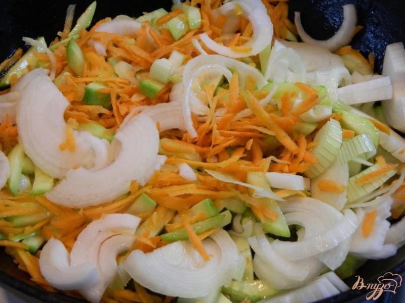 Фото приготовление рецепта: Овощное рагу из кабачков, помидор и фасоли шаг №4